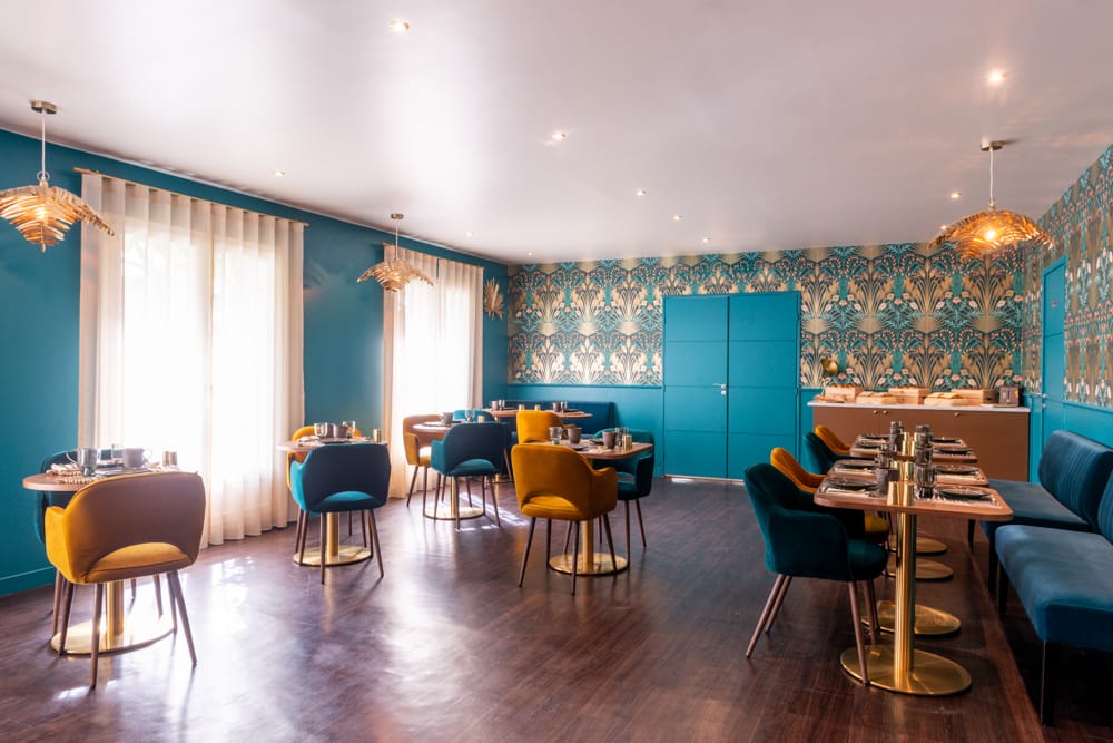 Coin petit déjeuner avec vue sur le jardin de l'Orleans Parc Hotel